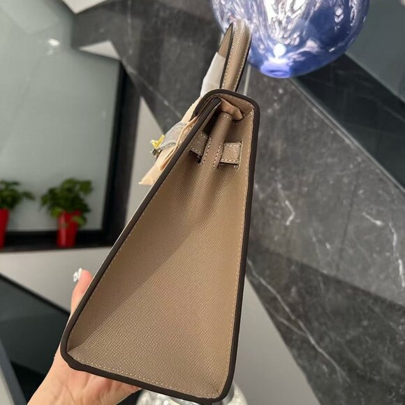 Classic Hermes Bag: A Stylish and Versatile Choice for Elegance - Picture 4 of 5